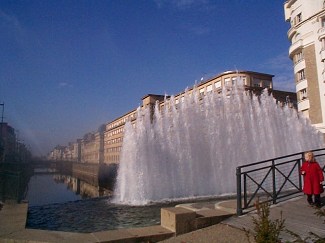 レンヌの運河と噴水